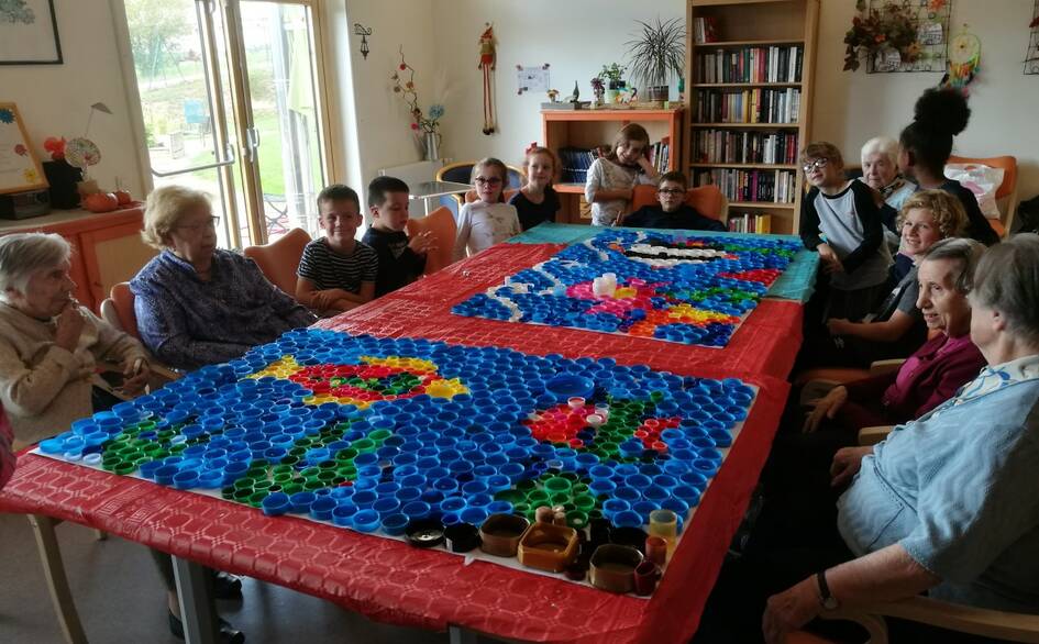 enfant qui joue sur une table