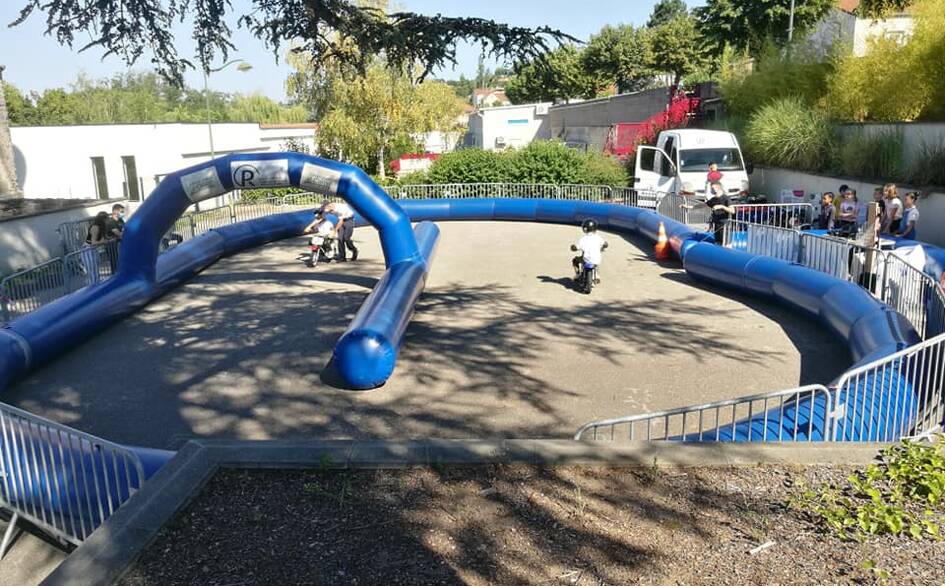 enfant qui joue en moto