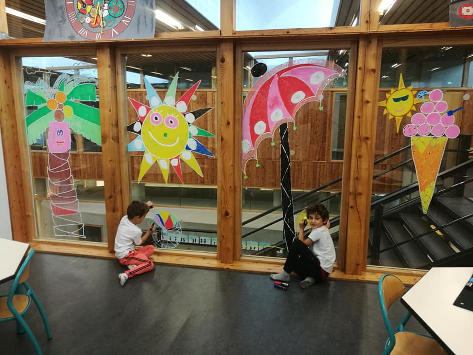 enfants qui colorient  