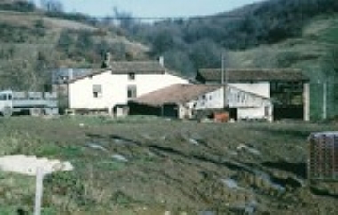 L’ancienne tuilerie des Palles en bordure de la route de Saint-Héand